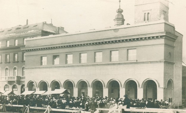 Dolac 1929. godine, prije dovršetka izgradnje s kumicama koje već trže